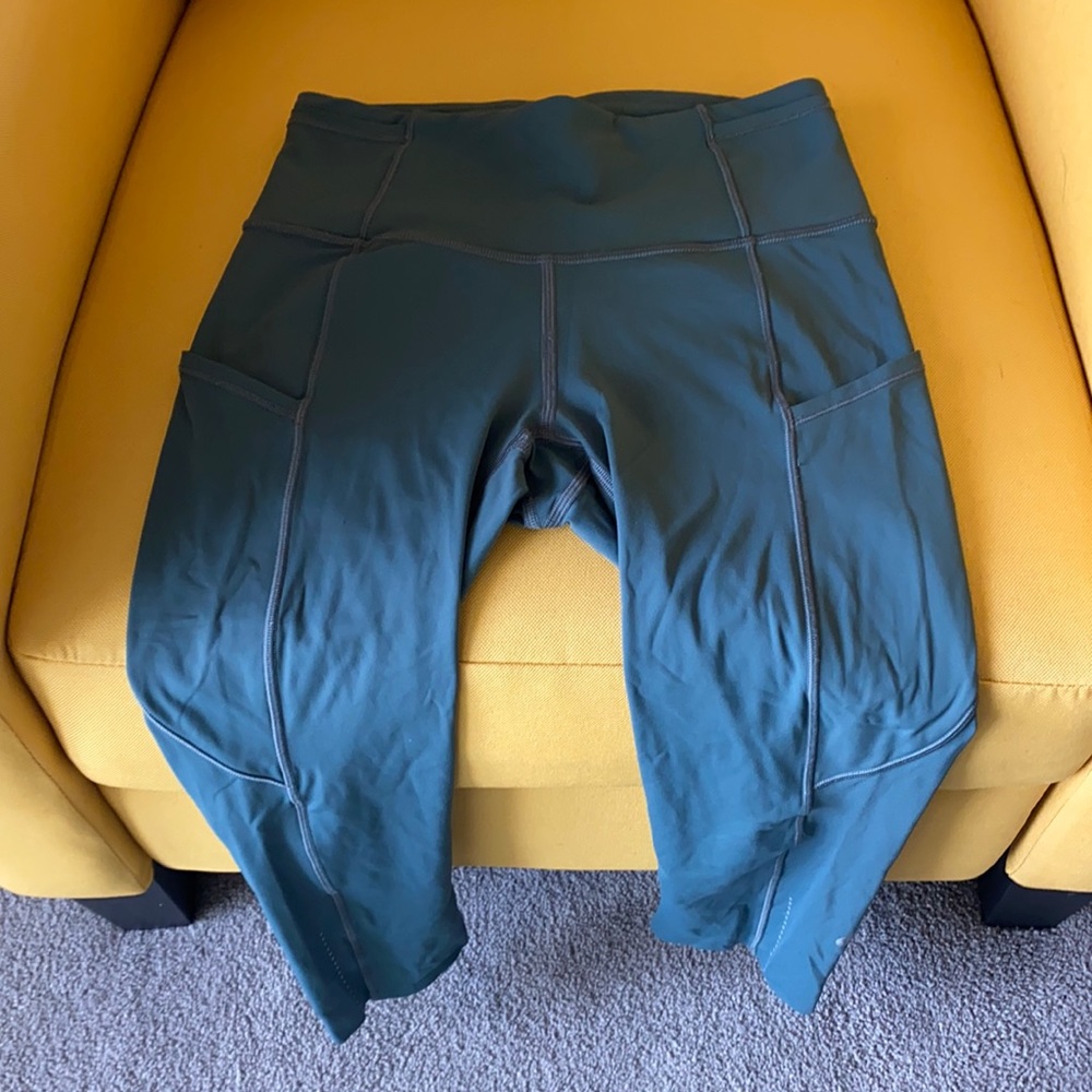 Lululemon Run Free leggings size 4. Pockets and reflective dots on legs